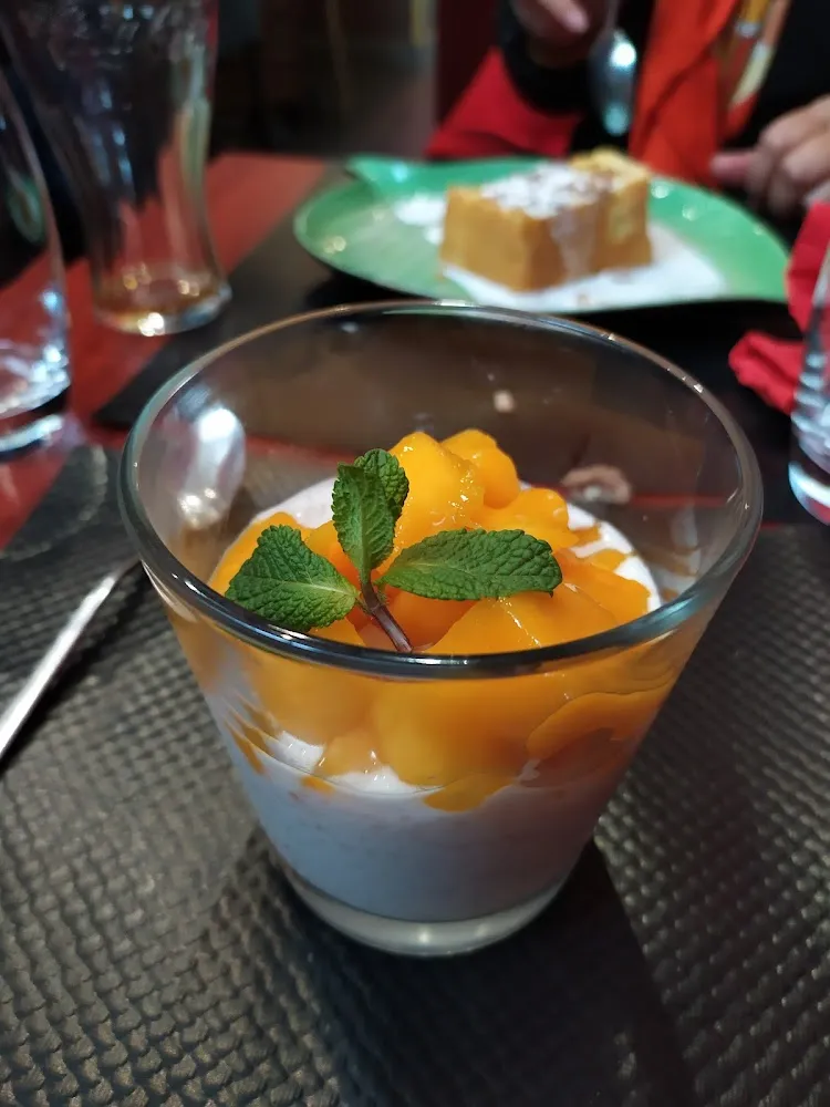 Mangue Sur Lit de Riz Gluant Au Coco